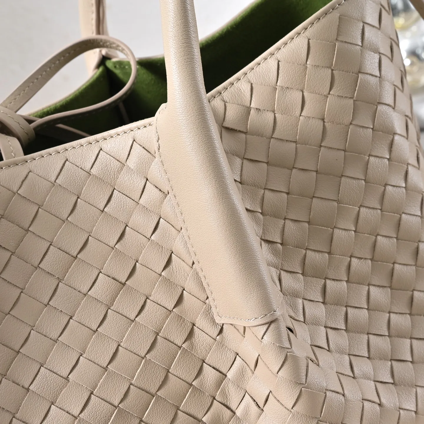 Batch 1860 Bv 2025 early spring series Pinacoteca medium tote handbag. The front is made of classic Intreccia woven cow leather. It is low-key and luxurious. The flip side is made of warm suede. It instantly switches to a lazy and casual style. It has a large interior capacity. It is no pressure to carry a computer for commuting. It is also thoughtfully matched with a small detachable bag. It is full of security. The woven texture is so delicate that you can't put it down. The highlight is that it is super versatile. Come and get your new bag😝 Model: 4371 Size: 34*20*14cm